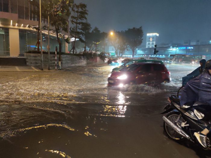 大雨で道路が海になる【ベトナム ハノイ】